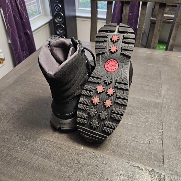 UGG- Mens 10 all weather and water resistant tactical style winter boot. - Picture 4 of 4